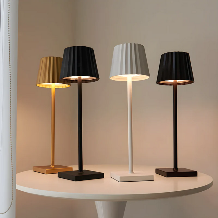 Dimmbare LED Tischlampe für Innen & Außen, kabellos, modern, Aluminium.