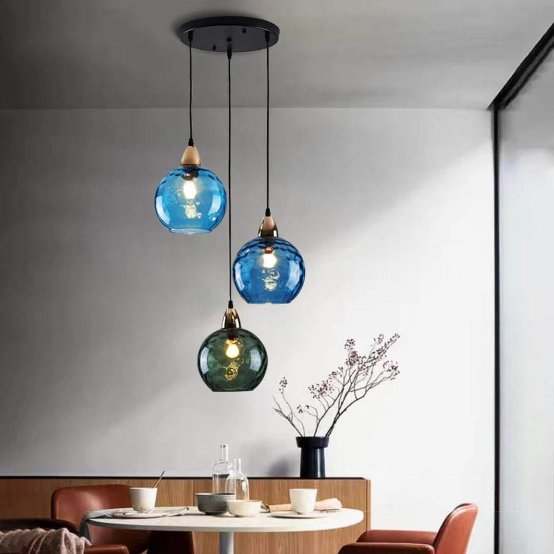 Zeitgemäße 3-fach Glas Clusterlampe mit LED. Pendelleuchte für ein modernes Schlafzimmer.