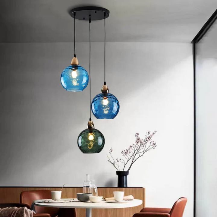 Zeitgemäße 3-fach Glas Clusterlampe mit LED. Pendelleuchte für ein modernes Schlafzimmer.