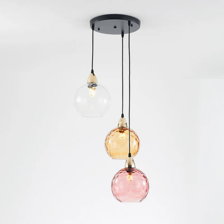 Dekorative 3-Flammen Pendelleuchte aus Glas. LED-Hängelampe für ein modernes Wohnzimmer.