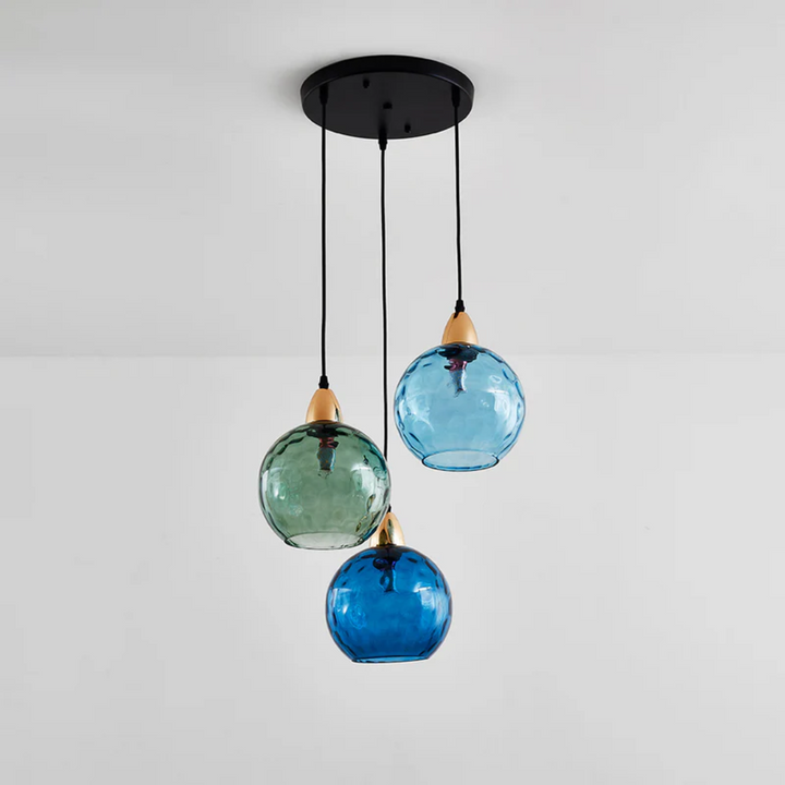 Moderne Clusterlampe mit 3 LED-Flammen und Glas-Schirmen. Ideal für Esszimmer Beleuchtung.