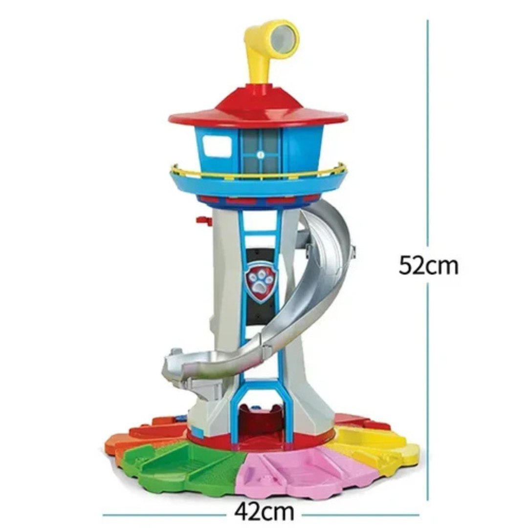 Nahaufnahme des farbigen Spielturms mit abgerundeten Kanten und Detail der Spielautos. Sicheres Kinderspielzeug.