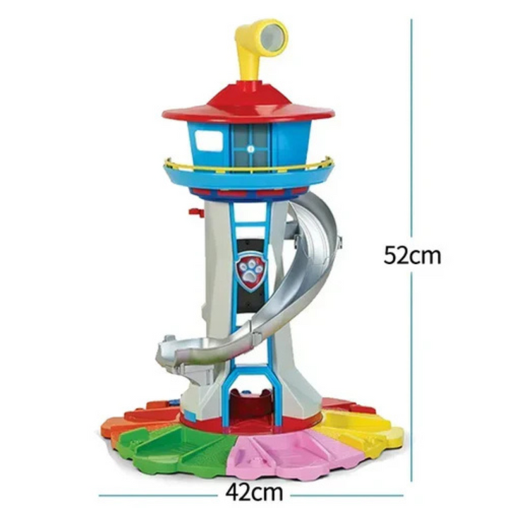 Nahaufnahme des farbigen Spielturms mit abgerundeten Kanten und Detail der Spielautos. Sicheres Kinderspielzeug.
