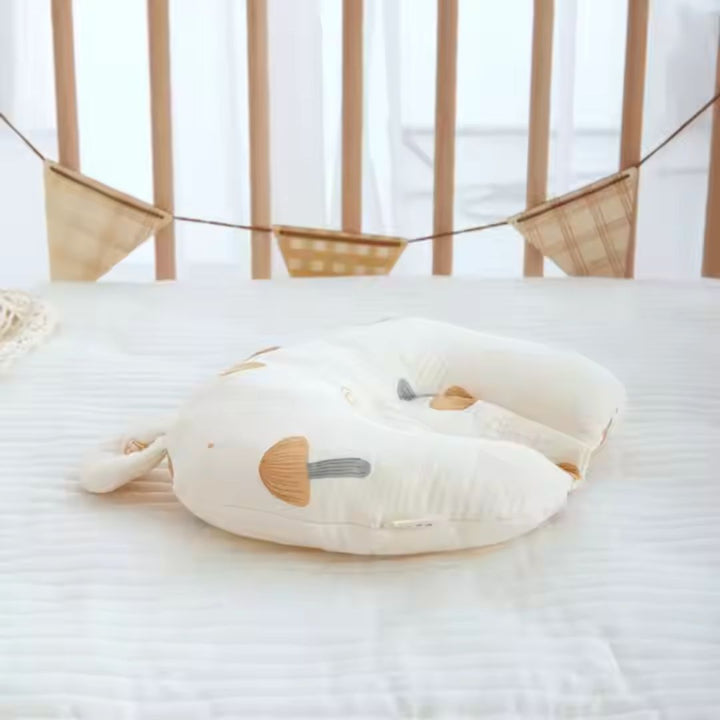 Atmungsaktives Babykissen aus weicher Baumwolle, speziell für Neugeborene, unterstützt Kopf und Nacken gesund.