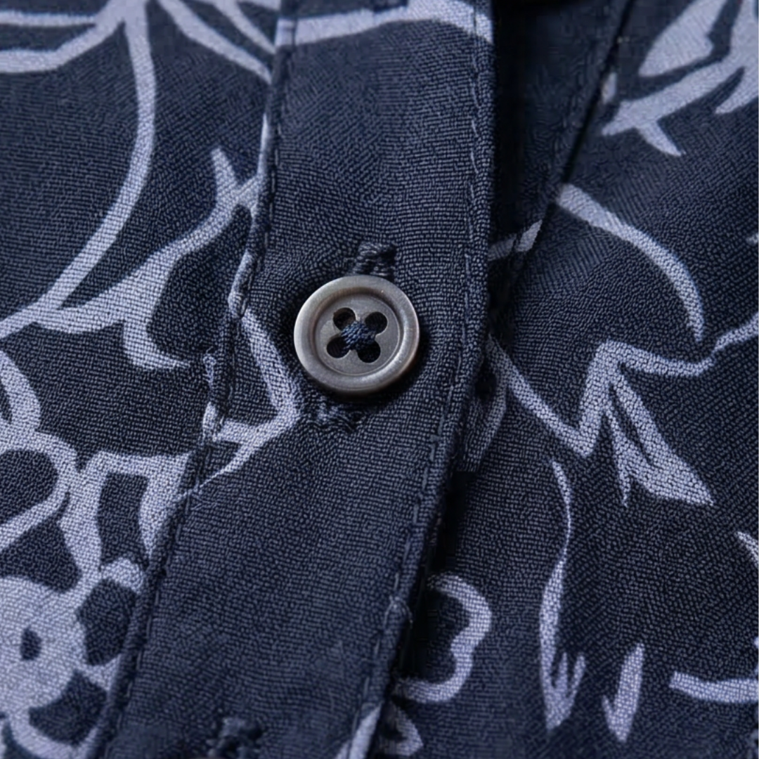 Edle Damenbluse mit Blumenprint, 3/4-Ärmel, Pailletten-Brusttasche für elegante Auftritte.