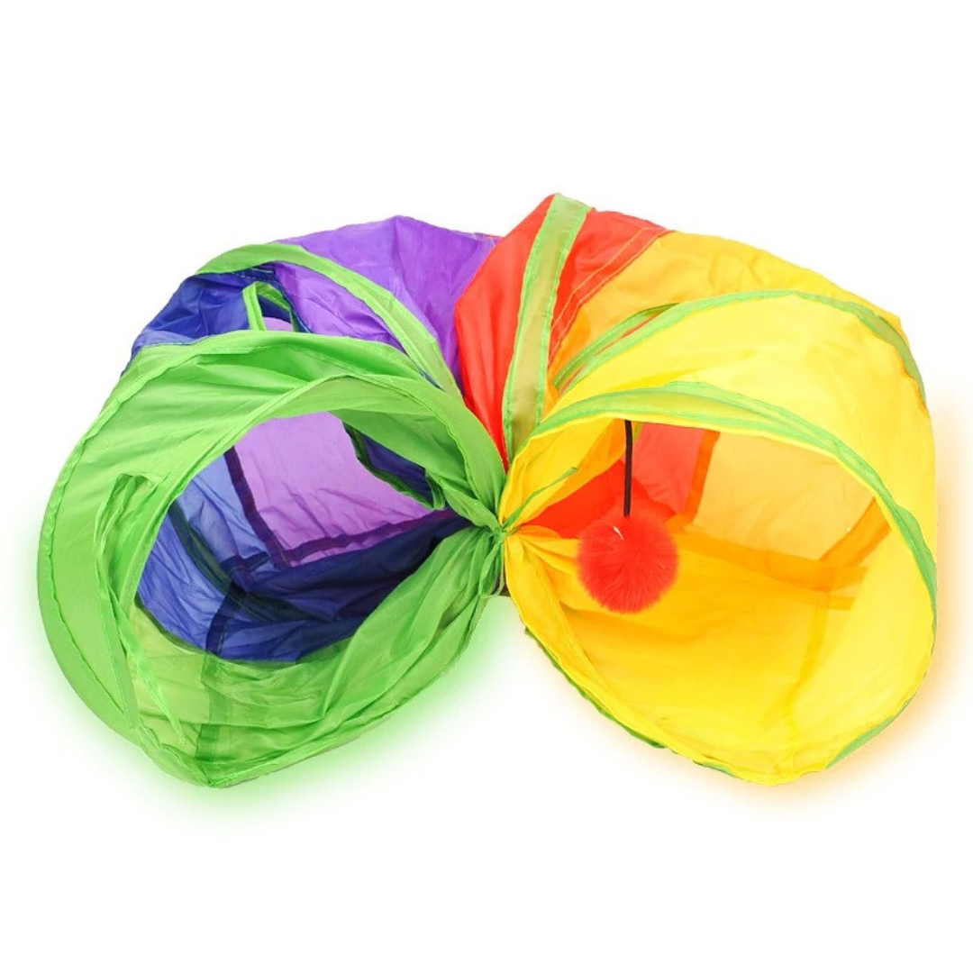 Auffälliger Regenbogen Spieltunnel als Katzenspielzeug. Bietet Spass, Aktivität und ein gemütliches Versteck.