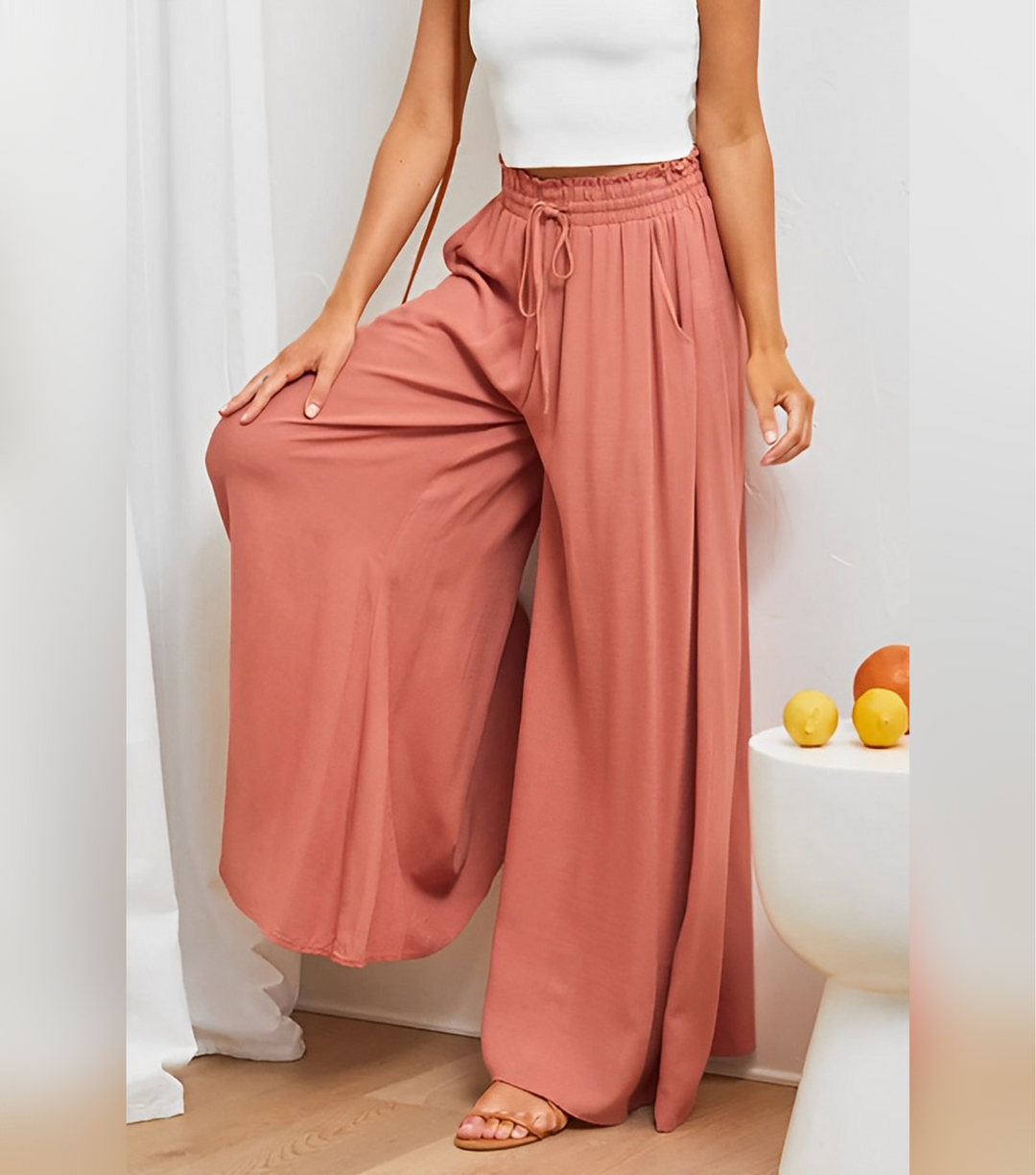 Vielseitige Damenhose in Uni-Farbe: High-Waist mit weitem Bein & elegantem Fall. Perfekt für viele Outfits.
