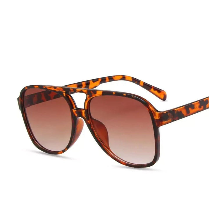 Auffällige Retro-Sonnenbrille unisex mit großem Rahmen, UV-Schutz. Perfekt für einen stilvollen Auftritt.