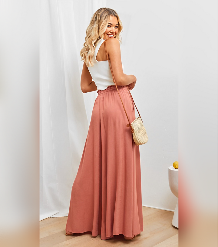 Moderne Damenhose mit hohem Bund und weitem Bein, schmeichelhaft geschnitten für eine elegante Silhouette.