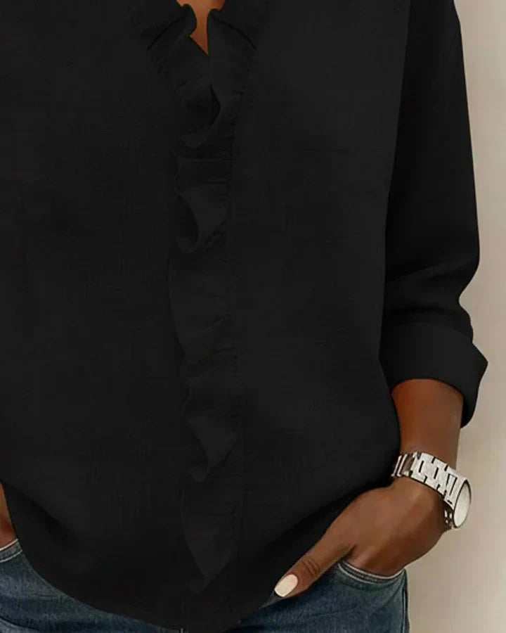 Weiße feminine Rüschenbluse mit V-Ausschnitt, vielseitig für Büro und Freizeitoutfits. [[lstfy-media:5]]