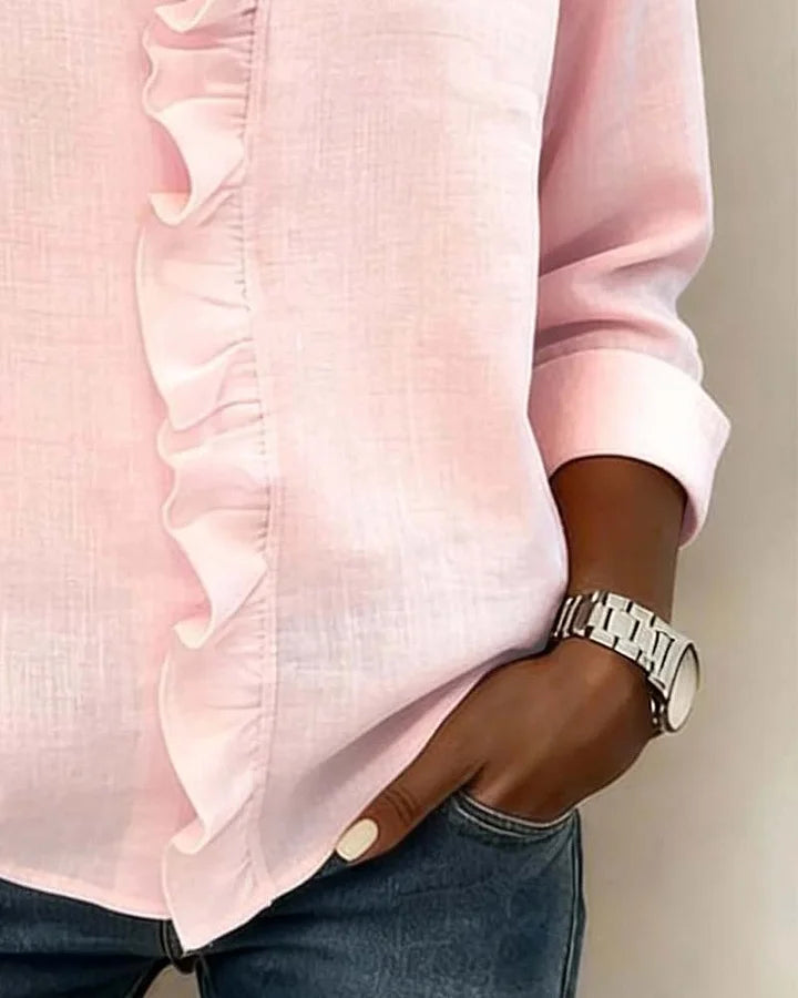Stilvolle weiße Damenbluse mit V-Ausschnitt und eleganten Rüschen; feminine Business Casual Mode. [[lstfy-media:8]]