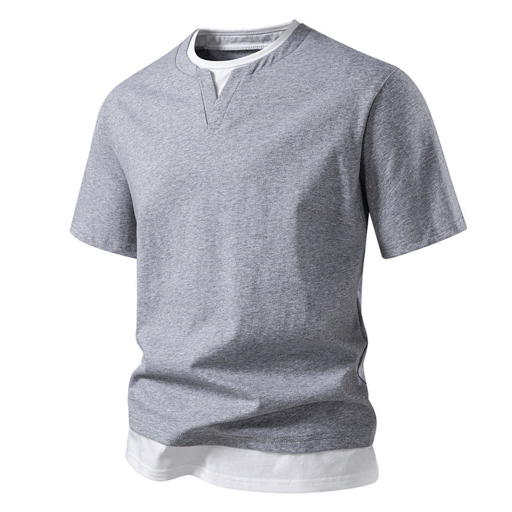 Kurzarm Herren T-Shirt in Hellgrau mit relaxed fit. Lagenlook und Doppel-Saum, ideal für Frühling & Sommer Casual Mode.