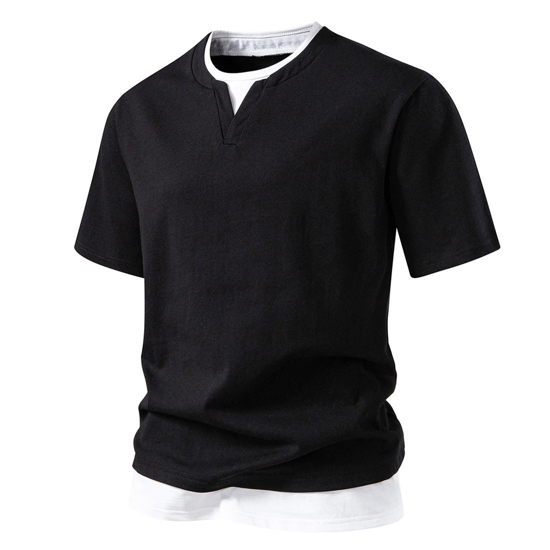 Elegantes Herren V-Ausschnitt T-Shirt mit Fake Layer und Doppel-Saum in Schwarz. Modisches Basic für Männer Fashion.