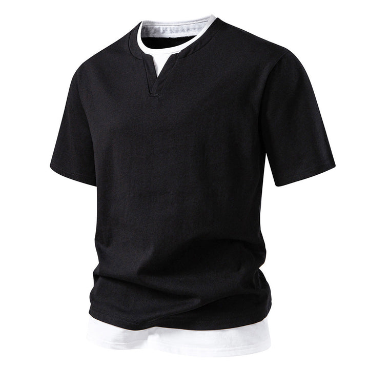 Elegantes Herren V-Ausschnitt T-Shirt mit Fake Layer und Doppel-Saum in Schwarz. Modisches Basic für Männer Fashion.