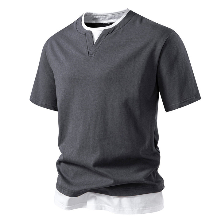 Herren V-Ausschnitt T-Shirt im Lagenlook mit elegantem Doppel-Saum in Dunkelgrau. Perfekt für Casual Mode.
