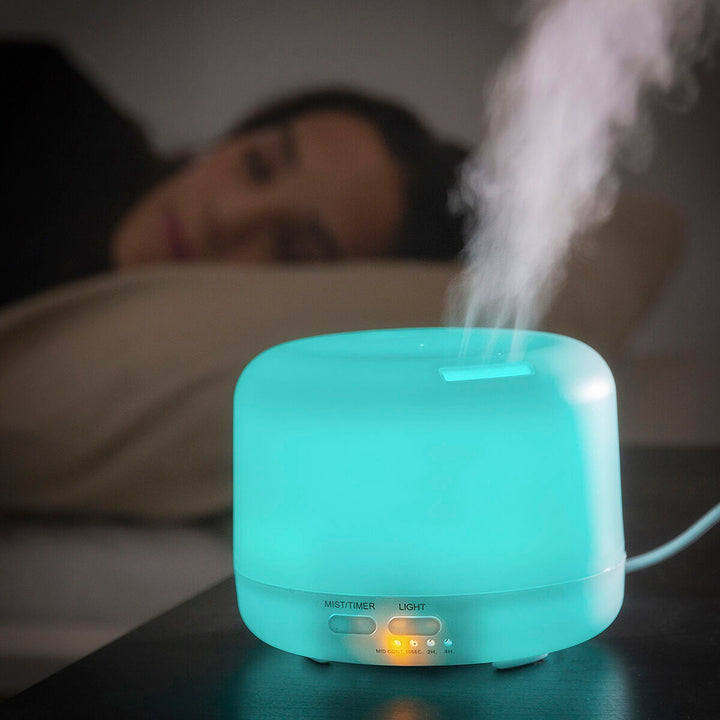 Nahaufnahme des Aroma Diffusors, zeigt feinen Nebel und die sanfte, farbige LED-Beleuchtung.