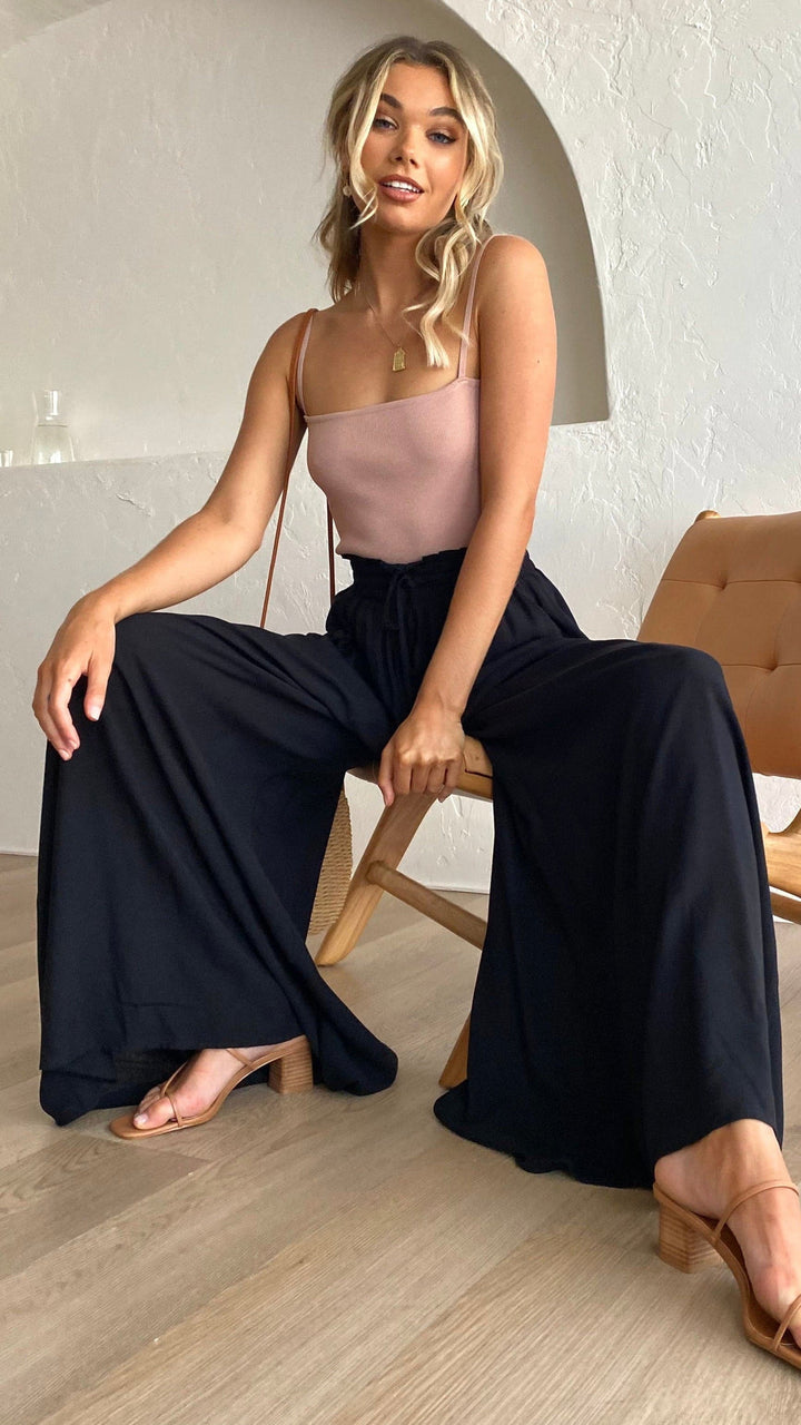 Bürotaugliche High-Waist Damenhose mit weitem Bein & flexiblem Bund für einen professionellen Auftritt.