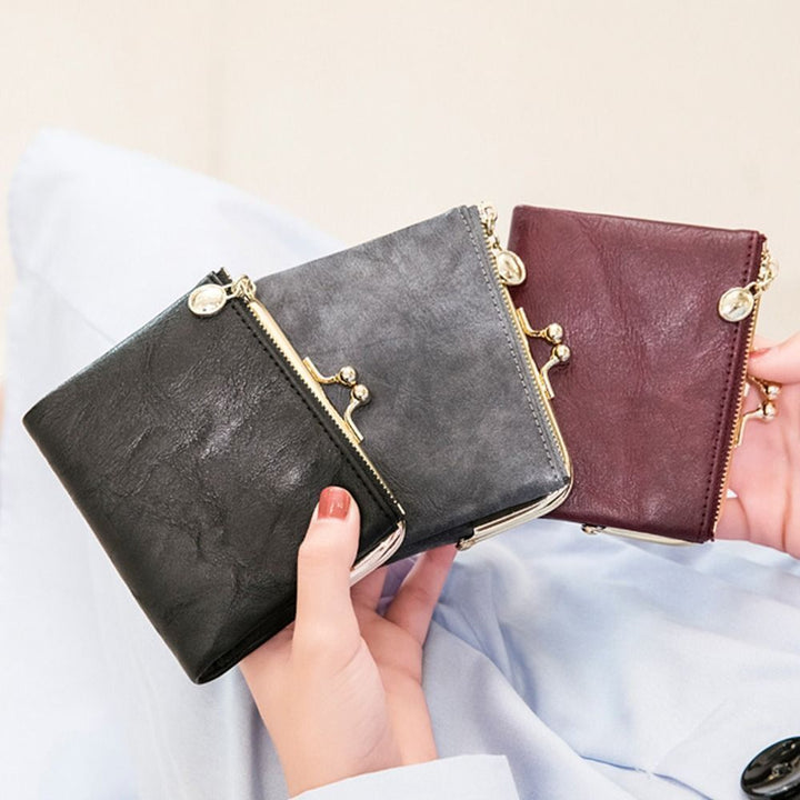 Schlanke, kompakte Damen Geldbörse mit Kussverschluss, Vintage-Look, ideal für kleine Handtaschen.