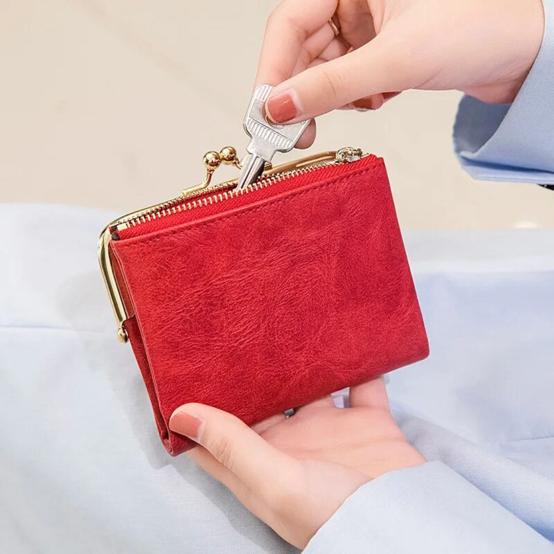 Elegante Vintage Damen Geldbörse mit Kussverschluss auf einem Tisch, perfektes Mode-Accessoire für Damen.