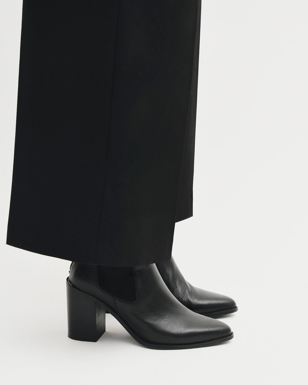 Stylische Damen Boots mit Blockabsatz & spitzer Schuhspitze. Perfekte schwarze Stiefeletten.
