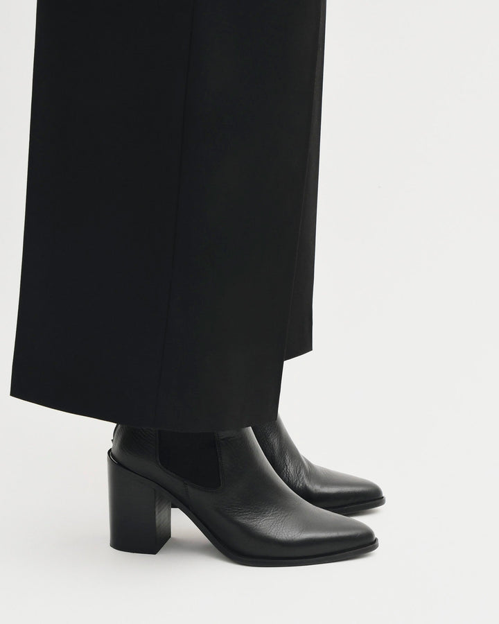 Stylische Damen Boots mit Blockabsatz & spitzer Schuhspitze. Perfekte schwarze Stiefeletten.