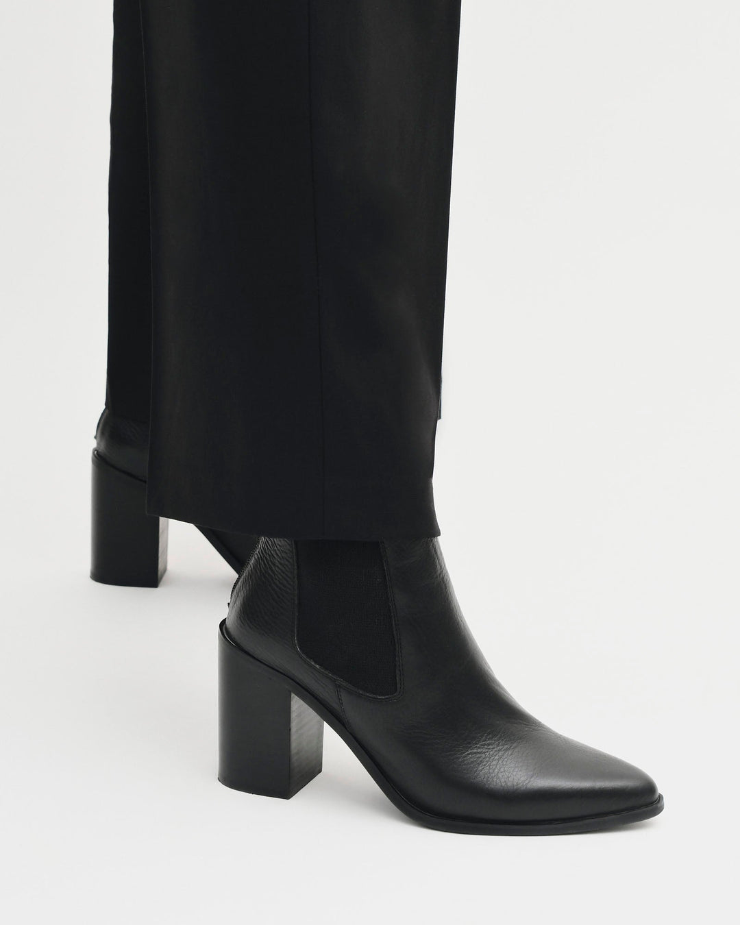 Komfortable schwarze Absatzschuhe: Damen Stiefeletten mit Blockabsatz und eleganter spitzer Schuhspitze.