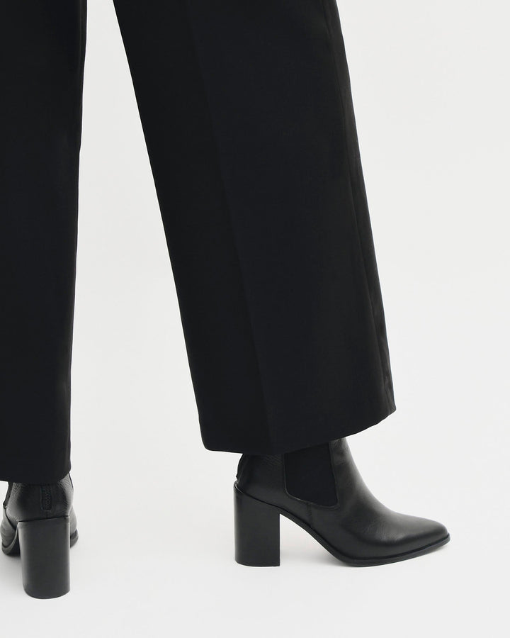 Trendige schwarze Damen Stiefeletten, Blockabsatz, spitze Schuhspitze. Vielseitige Boots für Damenschuhe.