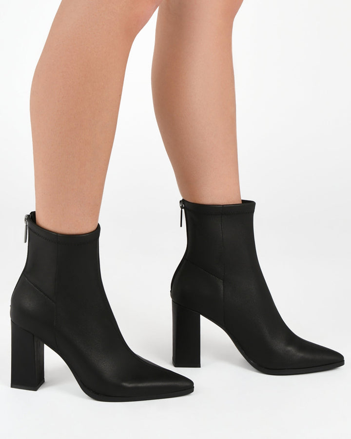 Modische knöchelhohe Damenstiefeletten mit 9 cm Blockabsatz. Schwarzer Trendschuh, elegant & komfortabel für Business.
