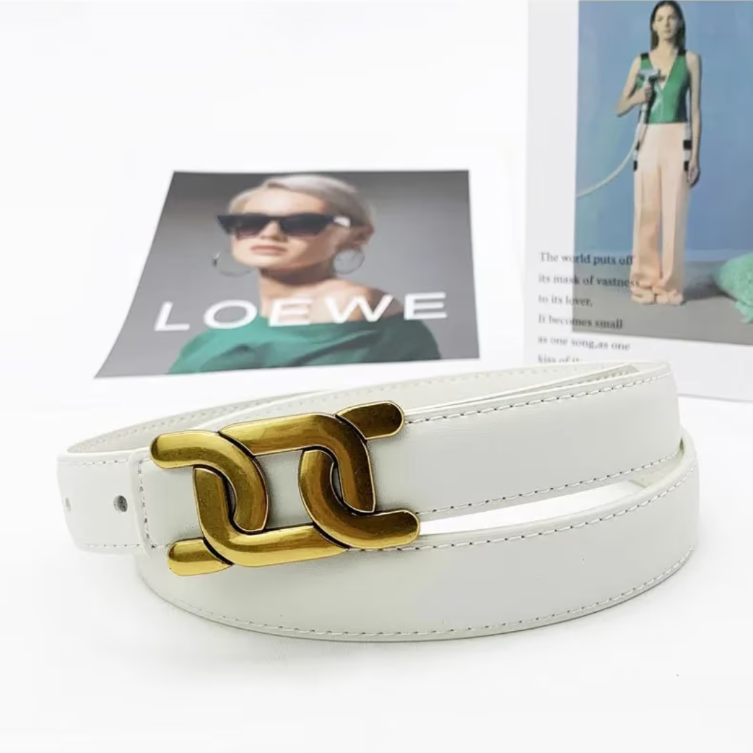 Glatter Unisex Gürtel mit goldener Schnalle. Ein stilvolles und vielseitiges Mode-Accessoire.
