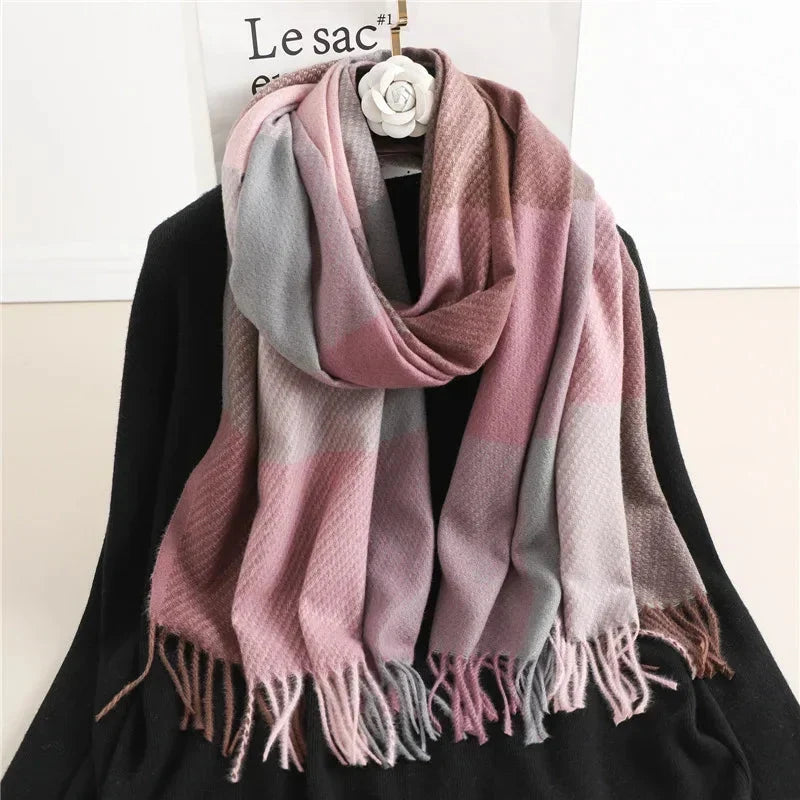 Eleganter Damen Karo Schal in Schwarz-Rosa, warm & vielseitig. Perfekter Damenschal als modische Geschenkidee.