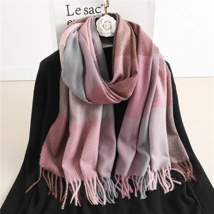 Unisex karierter Schal Jennica für Herbst & Winter. Kuschelig weich, modisches Accessoire.