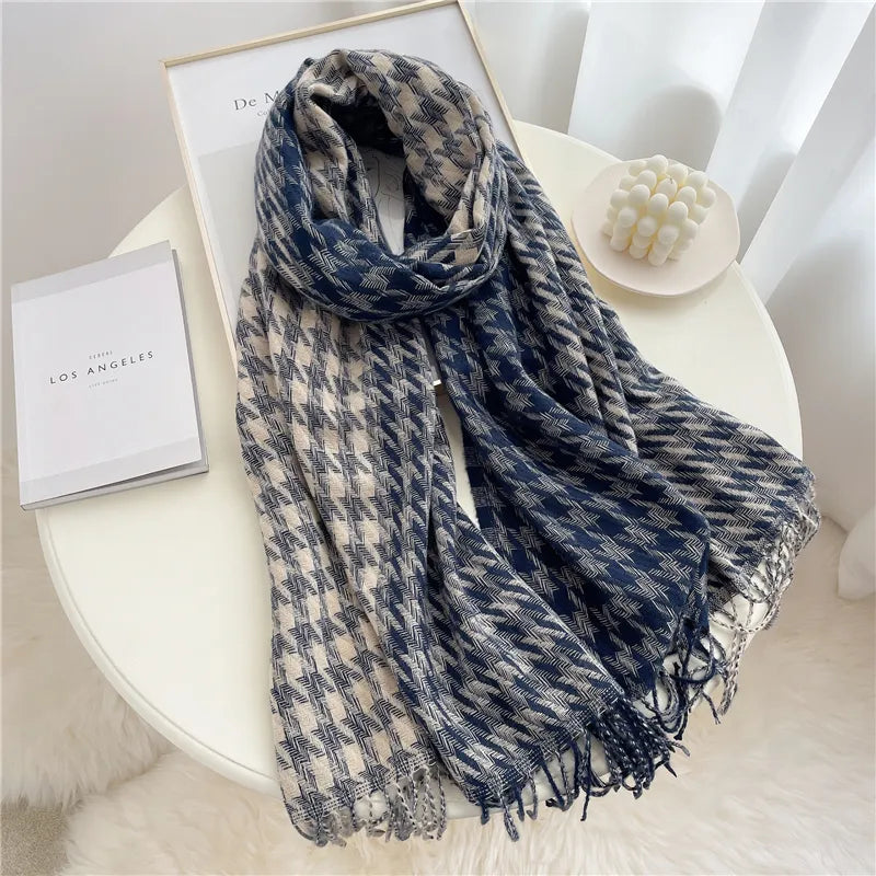 Warmer, weicher Unisex Herbstschal Jennica mit Karomuster. Trendiges Winteraccessoire.