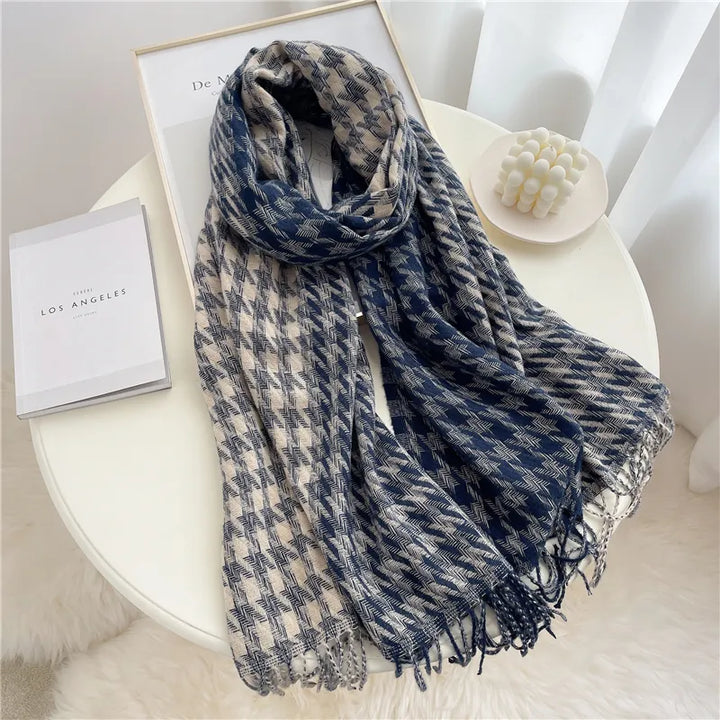 Warmer, weicher Unisex Herbstschal Jennica mit Karomuster. Trendiges Winteraccessoire.