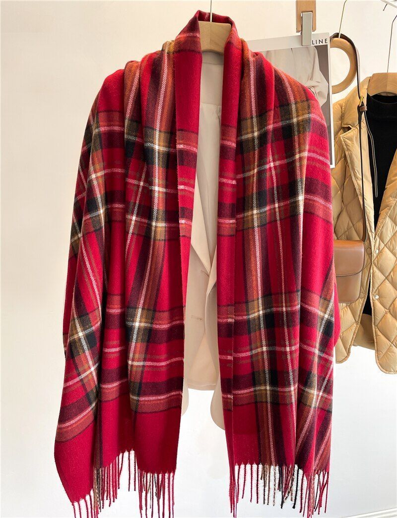 Herbstlicher Karoschal Jennica, unisex und modisch. Perfekt für kühle Wintertage.