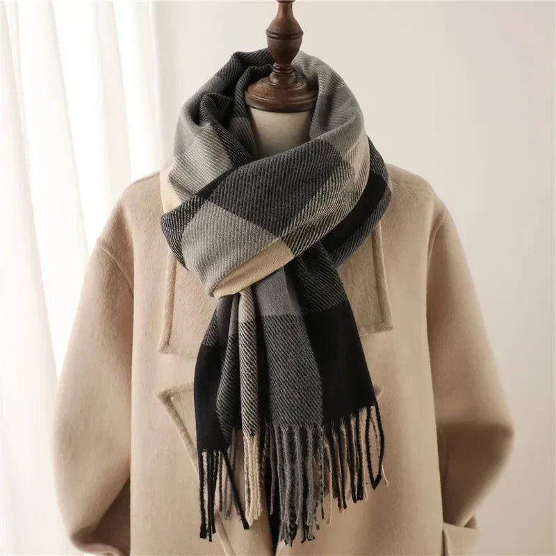 Weicher Damen Karoschal in Schwarz-Rosa, kuschelig warm & stylbar. Modisches Winteraccessoire mit Karomuster.