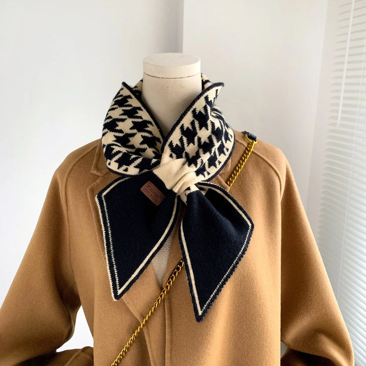 Stilvoller Unisex Winter-Schal, von einem Model getragen. Elegantes und wärmendes Accessoire für modebewusste Outfits.
