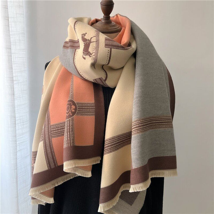 Hochwertiger Luxusschal für Damen, weich & warm. Komfortables Modeaccessoire für stilvolle Herbst- & Wintertage.