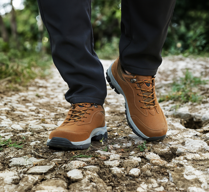 Komfortable Herren Trekking Schuhe, wasserabweisend und rutschfest für sicheres Wandern.