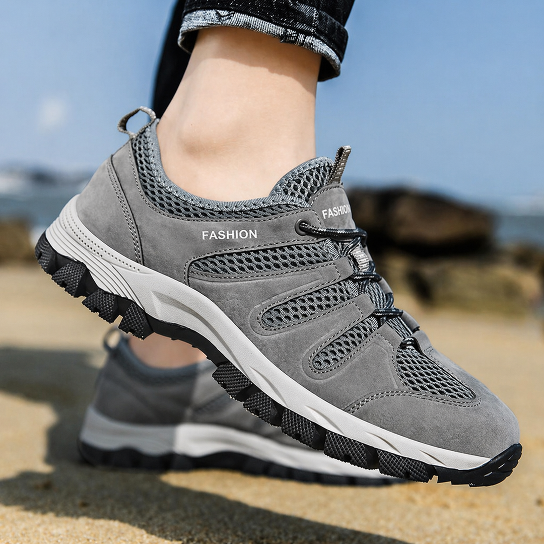 Frau trägt komfortable Damen Wanderschuhe beim Trekking in der Natur, bietet Dämpfung & Stabilität.