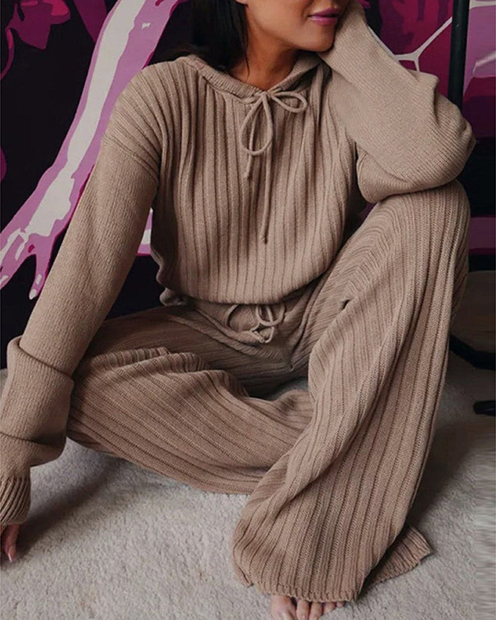 Bequemer Damen Schlafanzug mit Kapuze, warmer Pyjama-Anzug für entspannte Wintertage.
