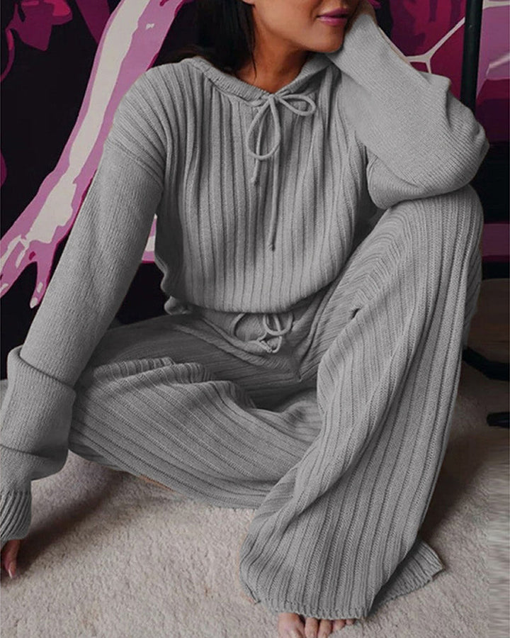 Eleganter Damen Kapuzenpyjama, warmer und stilvoller Loungewear-Anzug für Zuhause.