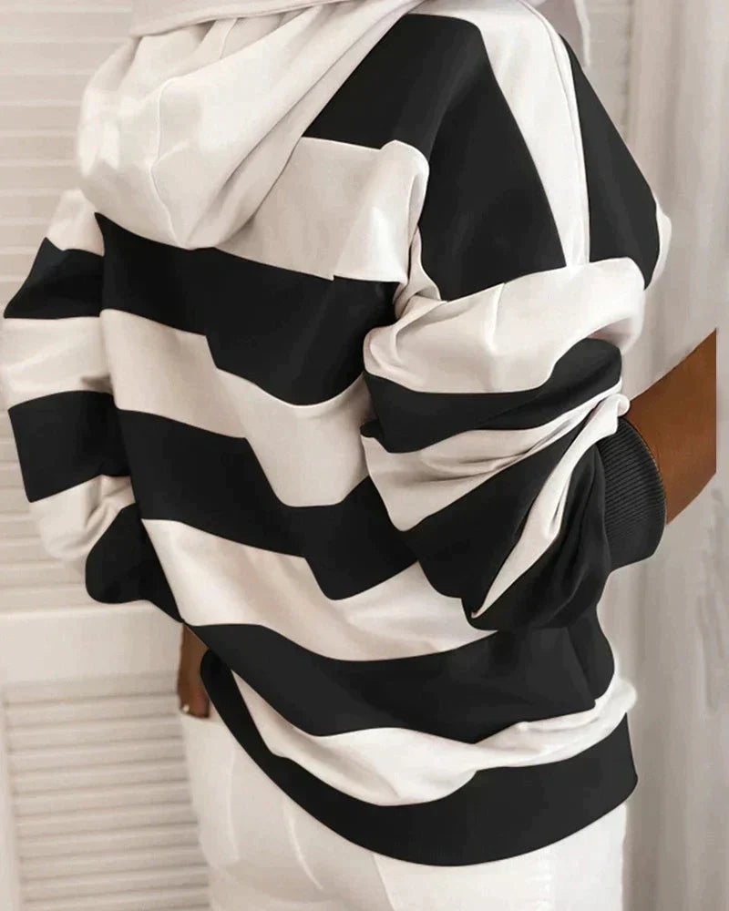 Lässiger gestreifter Damen Kapuzenpullover. Bequem, stilvoll und perfekt für den Alltag.