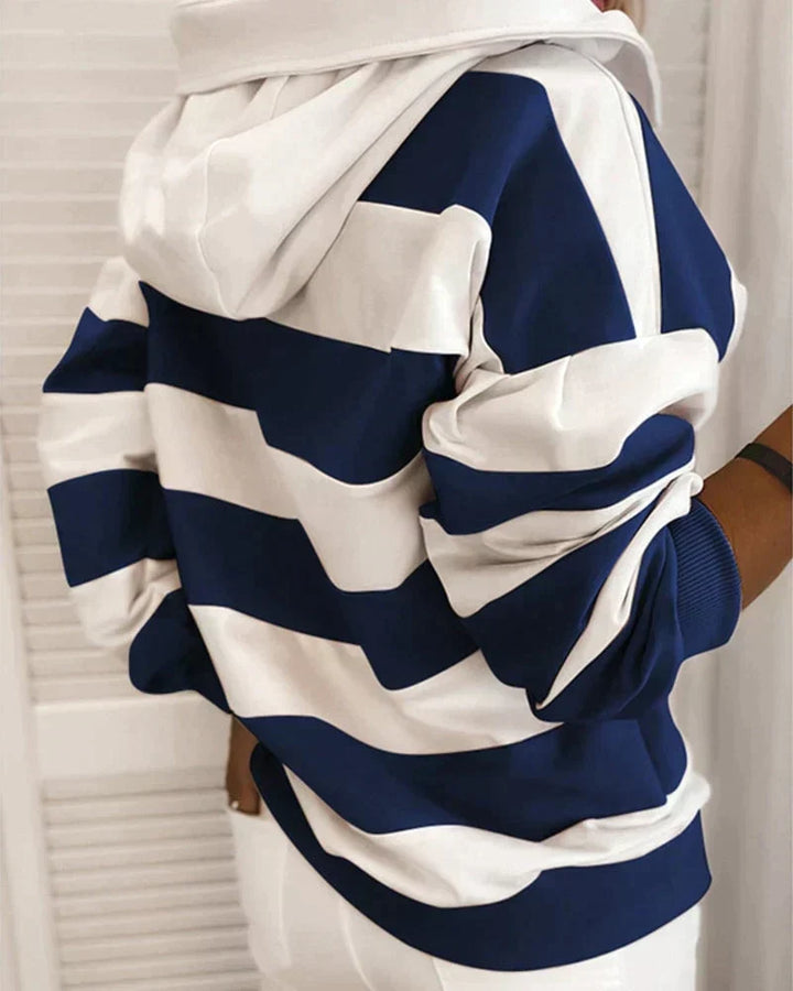 Stilvoller Damen Kapuzenpullover, gestreift. Ideal für Casual-Looks und Komfort in jeder Jahreszeit.