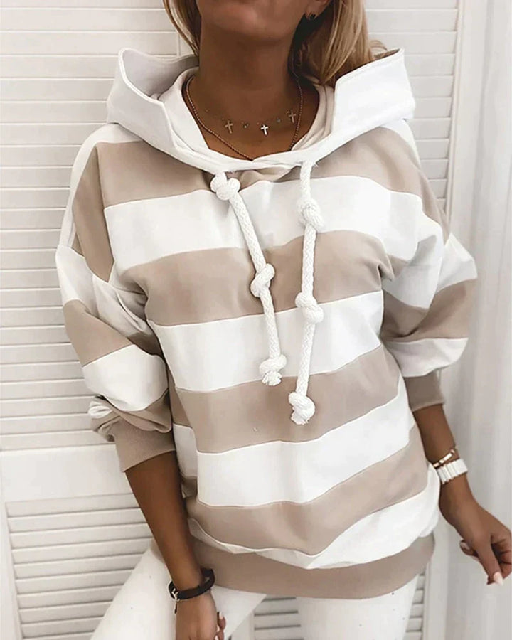 Gestreifter Langarm-Hoodie für Damen. Weich und bequem, perfekt für entspannte Tage oder unterwegs.