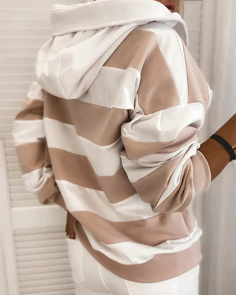 Damen Sweatshirt mit Kapuze, gestreift. Modische Freizeitbekleidung mit hohem Tragekomfort.