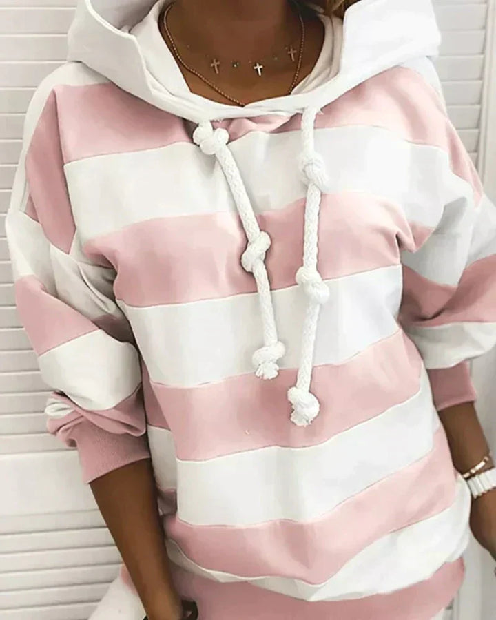 Komfortabler gestreifter Damen Hoodie. Vielseitig kombinierbar, ideal für lässige Mode.