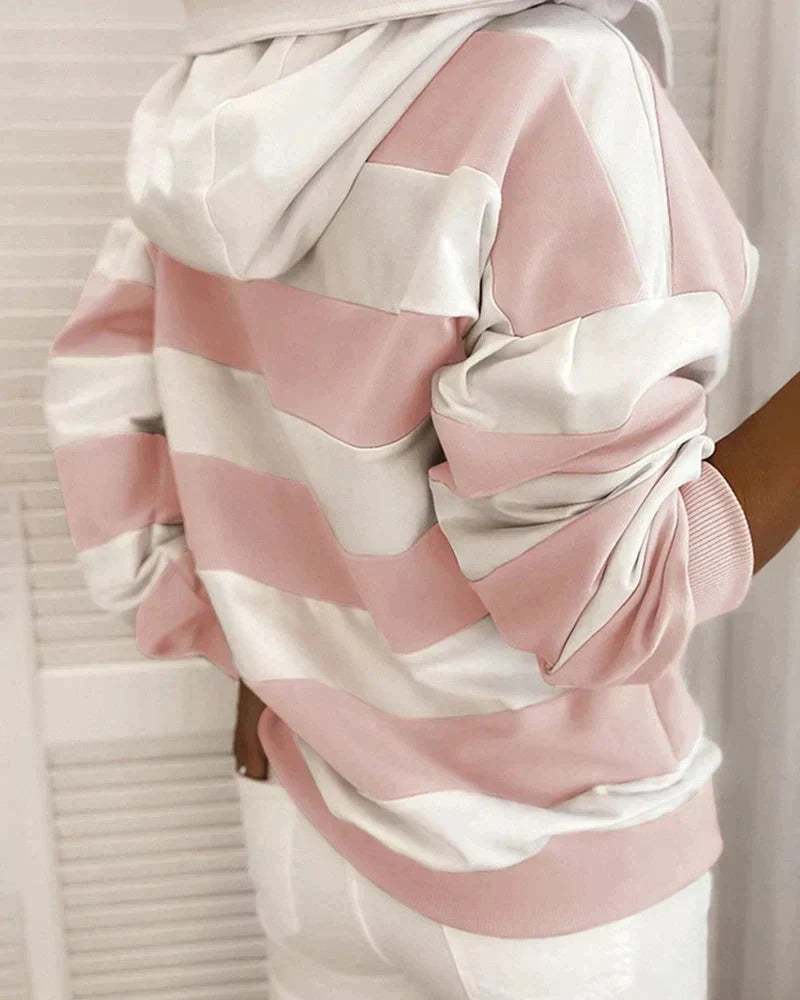 Hochwertiger Damen Kapuzenpullover, gestreift. Stilvoll, warm und bequem für kühle Tage.