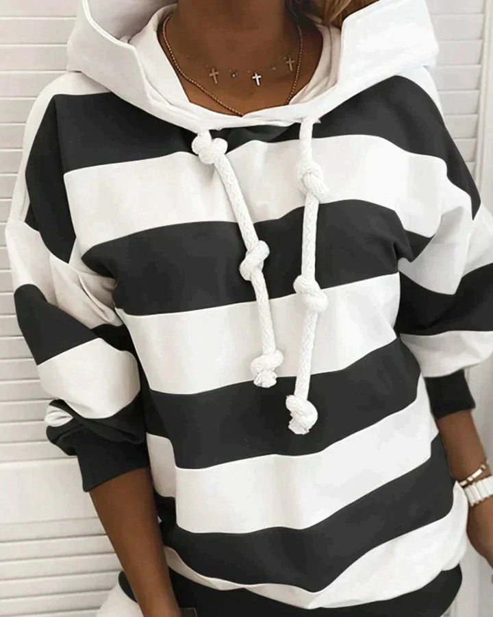 Gestreifter Damen Langarm-Hoodie. Trendiger Kapuzenpullover für Freizeit und entspannte Mode.