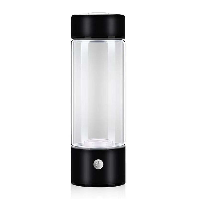 Person hält moderne Wasserstoff-Trinkflasche, bereit für aktive Hydratation unterwegs & im Büro.