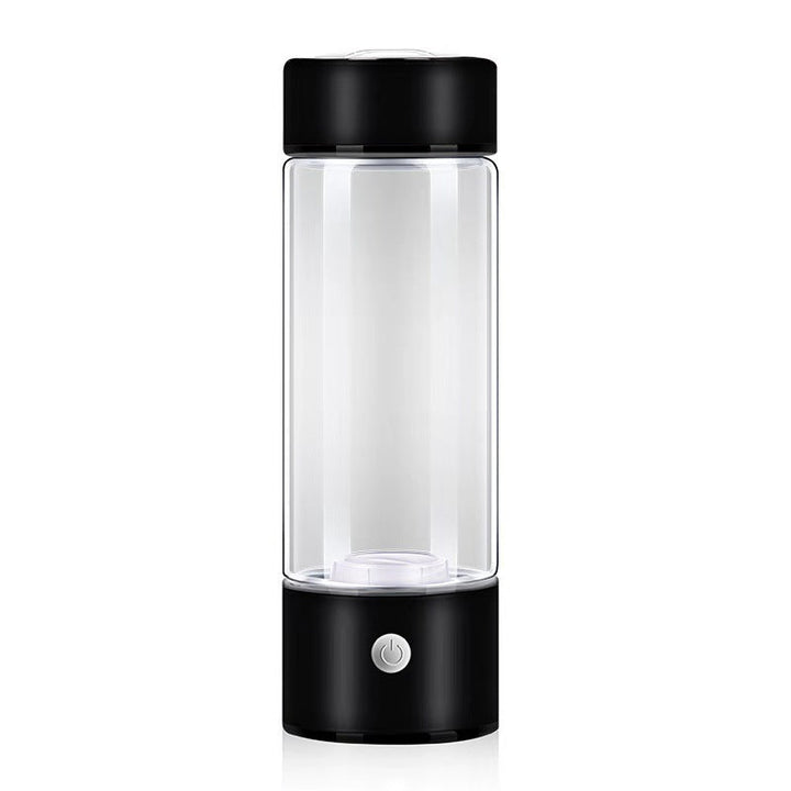 Person hält moderne Wasserstoff-Trinkflasche, bereit für aktive Hydratation unterwegs & im Büro.